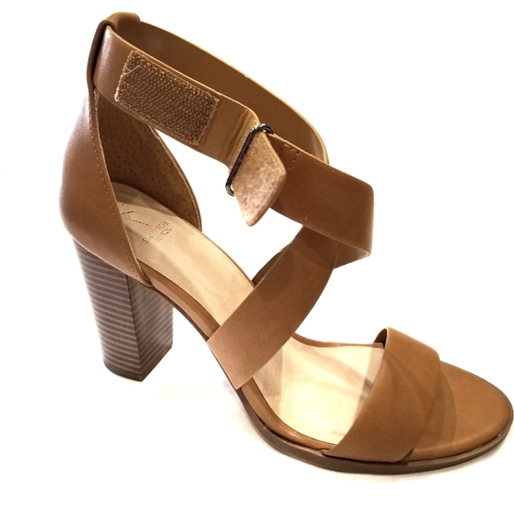 VERA WANG Cognac Block Heel Sandals - Picture 4 of 7